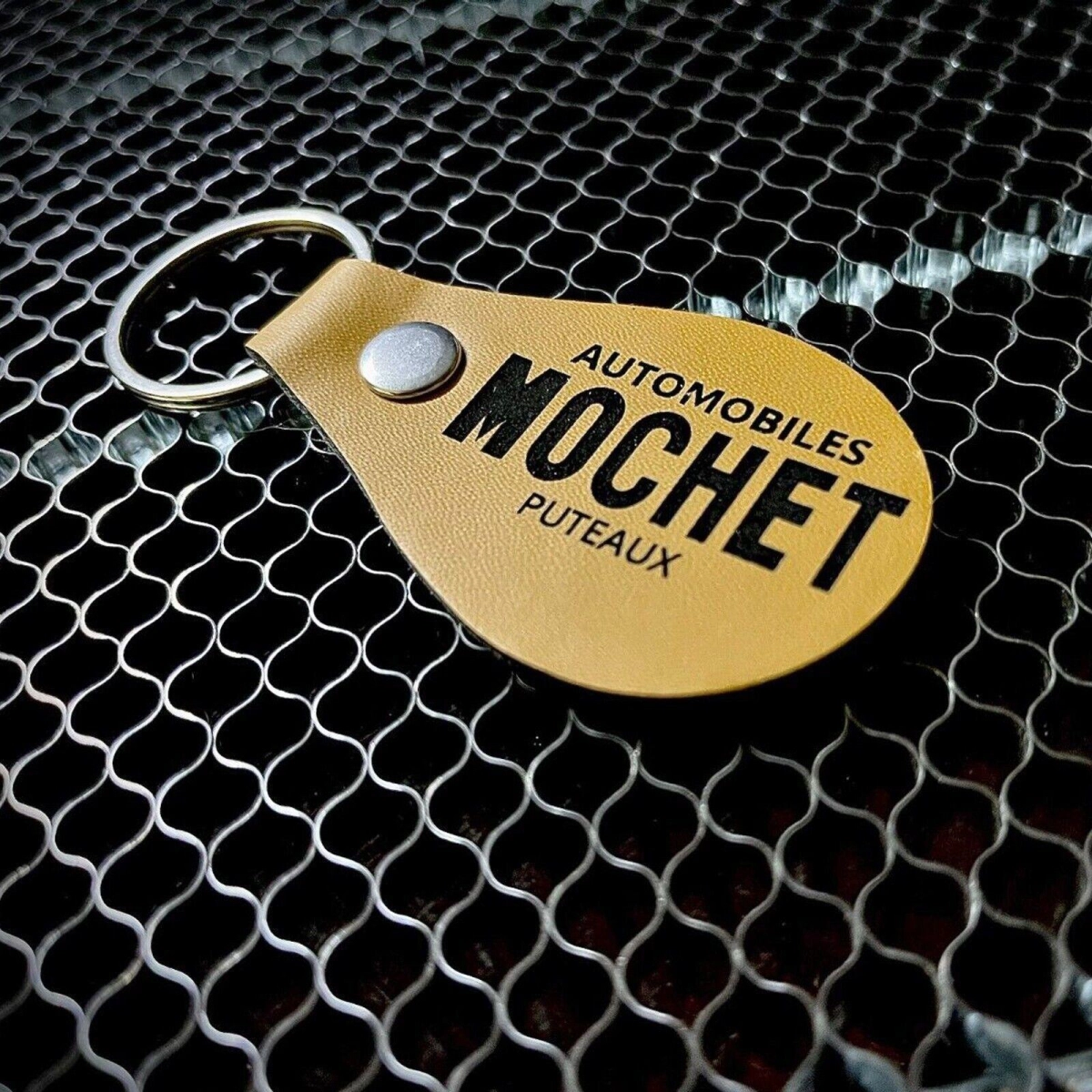 Porte-clés cuir Charles Mochet avec mémo de graissage