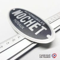 Sticker Automobiles Mochet – Plaque 6x12 cm – Haute qualité